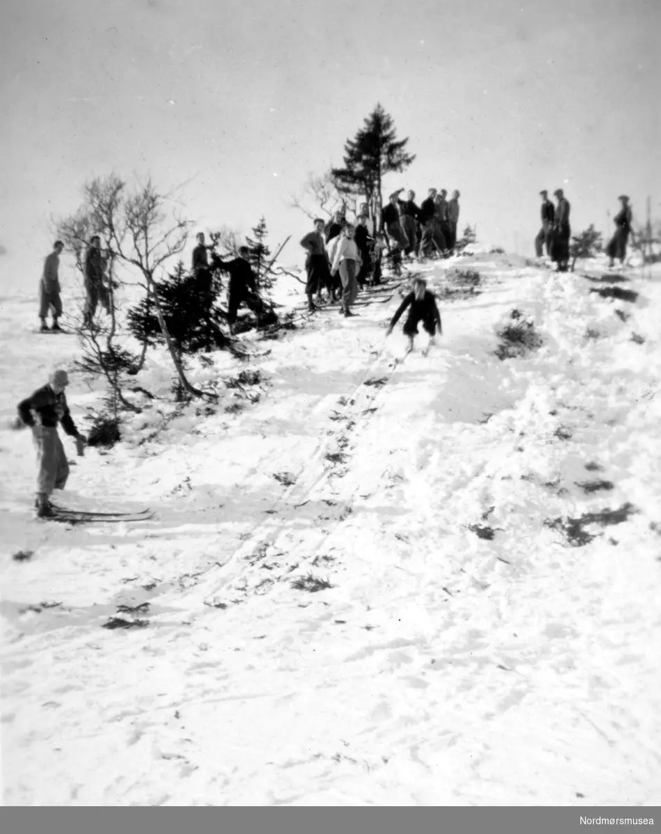 Ueland i unnarennet. Skidag på Statens meieriskole 1939. Fra Nordmøre Museum sin fotosamling.
