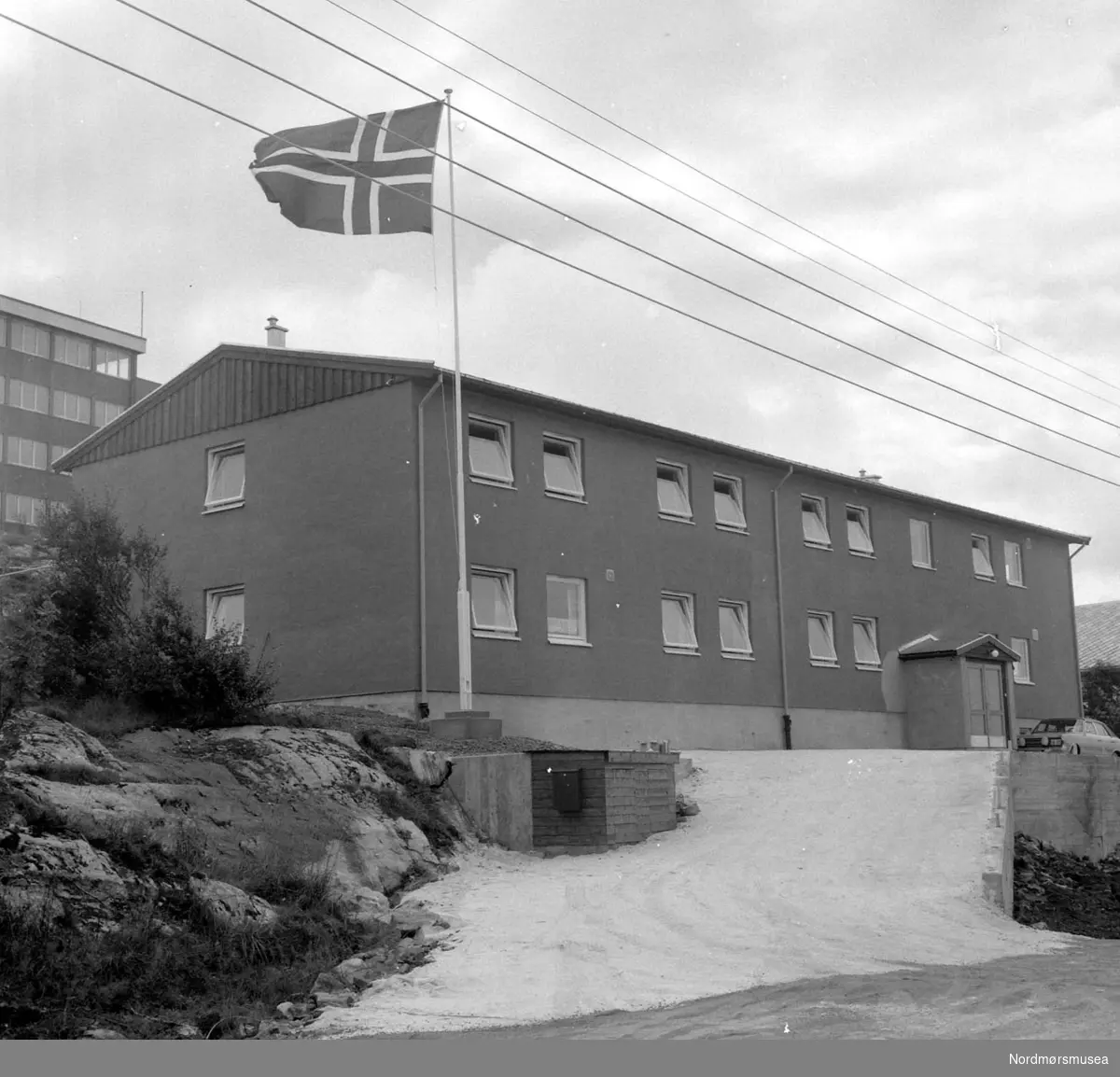 Foto trolig fra et nybygd hybelhus i Kristiansund. Repotasjebilde, 
Romsdalspostens arkiv. Fra Nordmøre Museums fotosamlinger.