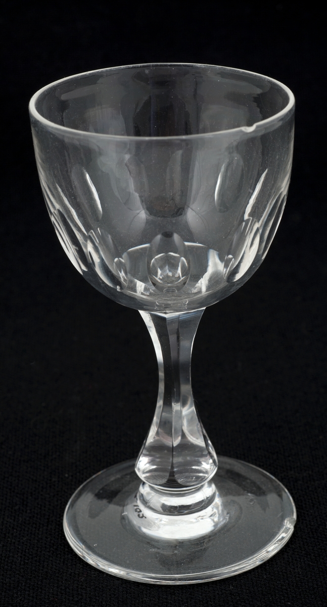 Hetvinsglass med olivenslipt klokke, balusterformet stett og fot i modellen Derby.
