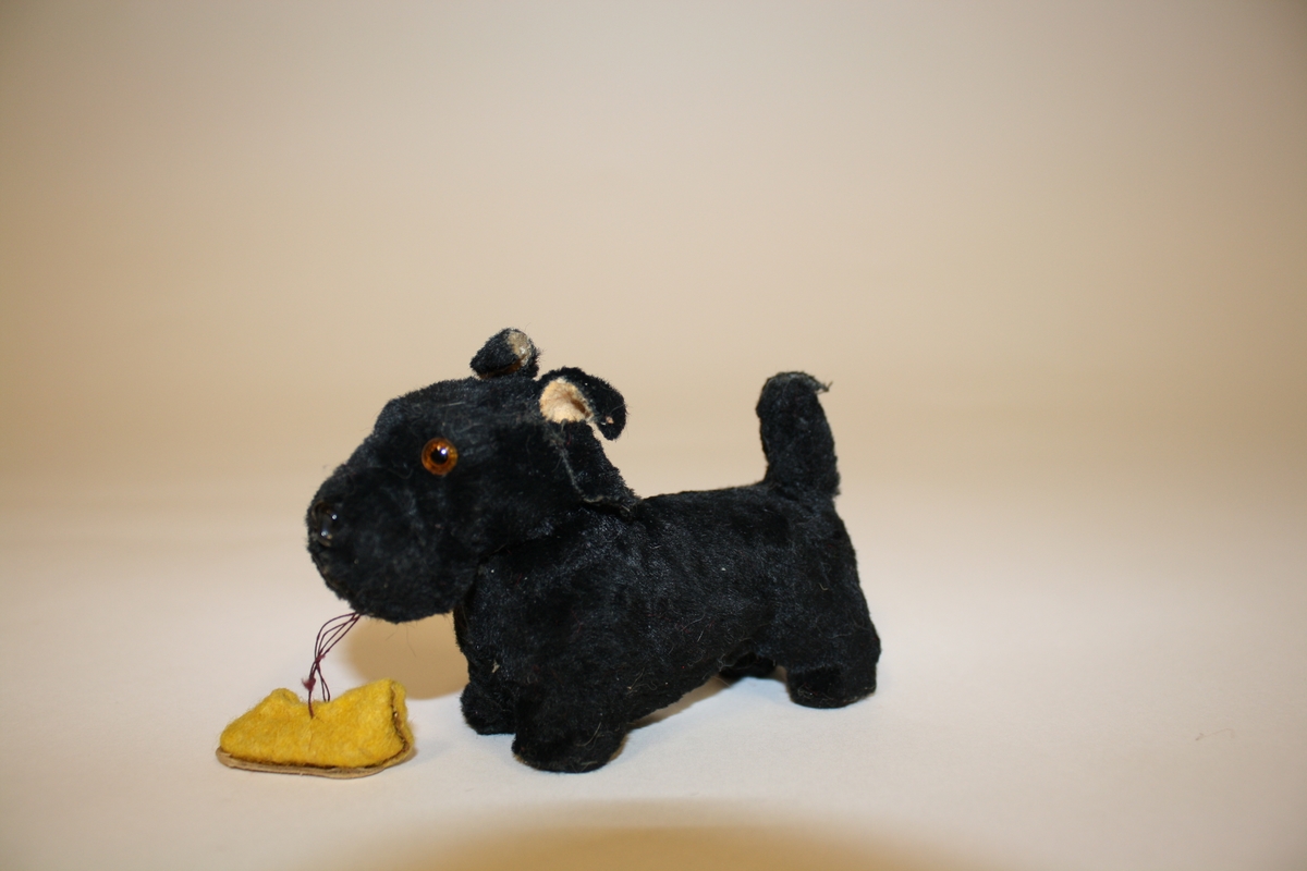 Eier: Lisbeth Andreassen Chumak
En opptrekkbar hund som bærer en gul sko i munnen