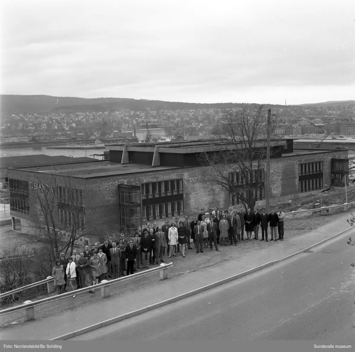 Gruppbild av personalen utanför det nybyggda Skandiahuset vid Bjälkvägen. Bilden tagen vid Skönsbergsvägen.