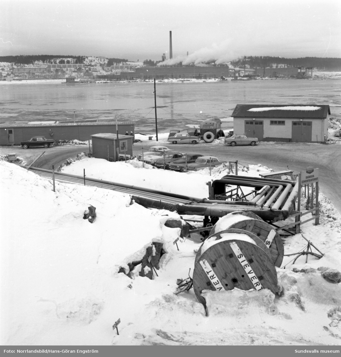 Bilder från oljehamnen på Vindskärsudde med oljecisterner och rörledningssystem.