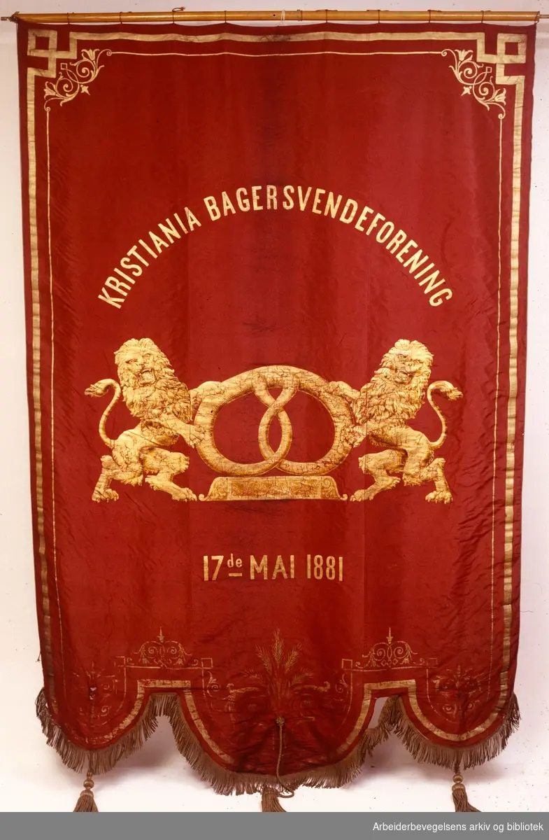 Kristiania bagersvendeforening..Bakside..Fanetekst: Kristiania bagersvendeforening. 17. mai 1881