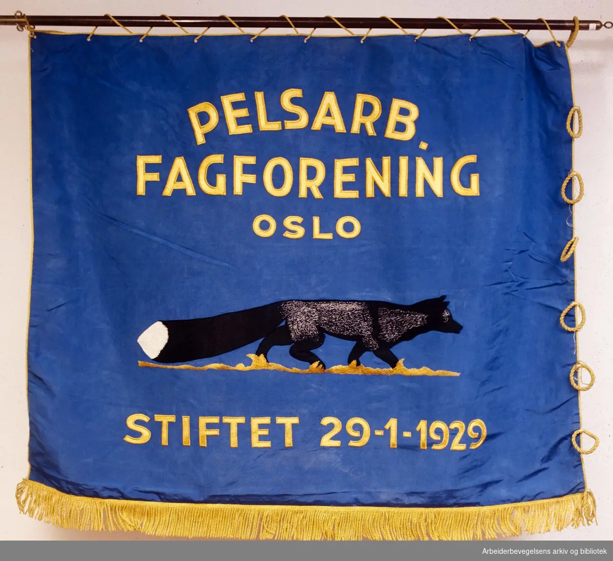 Pelsarbeidernes fagforening.Stiftet 29. januar 1929..Forside..Fanetekst: Pelsarb. Fagforening Oslo. Stiftet 29-1-1929