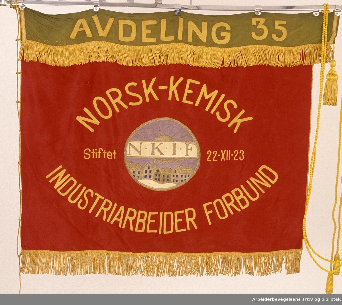 Norsk kjemisk industriarbeiderforbund avd 35.Stiftet 22. desember 1923..Forside..Fanetekst: Avdeling 35.Norsk Kemisk Industriarbeiderforbund NKIF.Stiftet 22-XII-1923