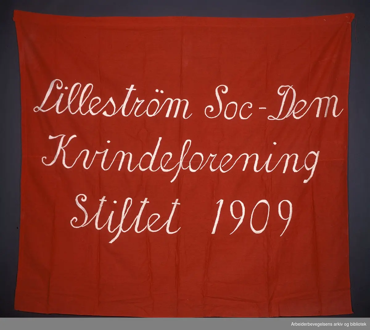 Lillestrøm social-demokratiske kvindeforening .Stiftet 1909..Forside..Fanetekst: Lillestrøm Soc-Dem Kvindeforening Stiftet 1909