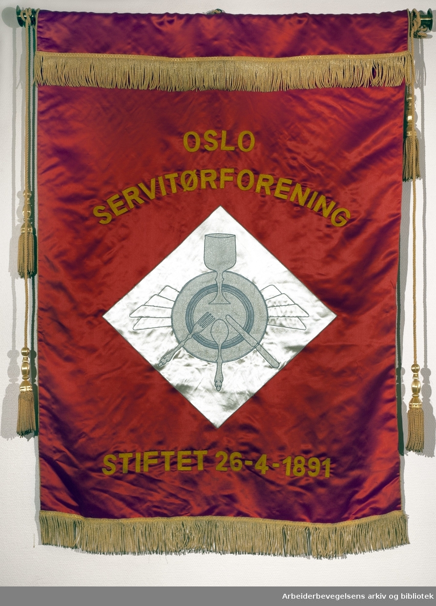 Oslo Servitørforening.Stiftet 26. april 1891..Forside..Fanetekst:.Oslo Servitørforening.Stiftet 26. april 1891.