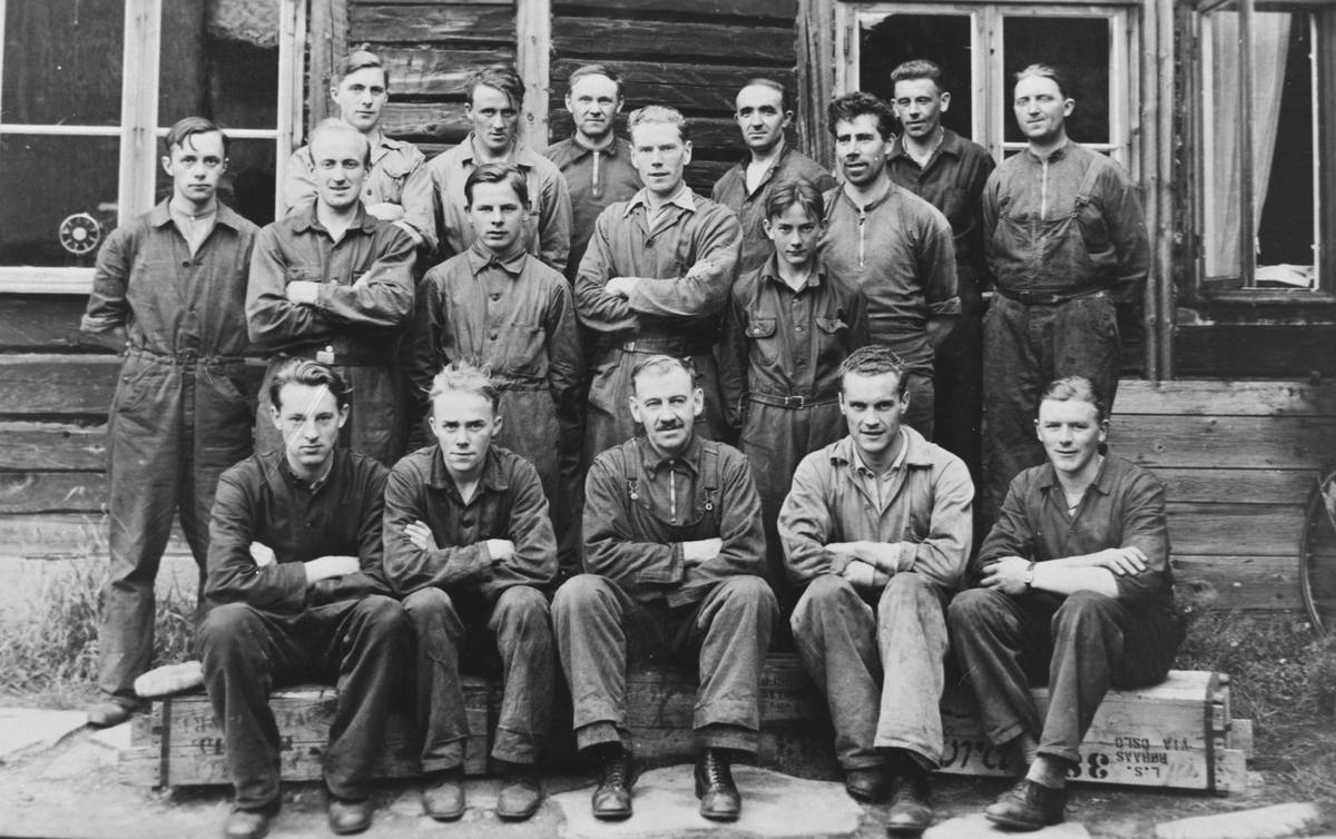 Arbeidere ved Skanckesmia fotografert ute i gårdsrommet i Beckholdtgården, før 1937