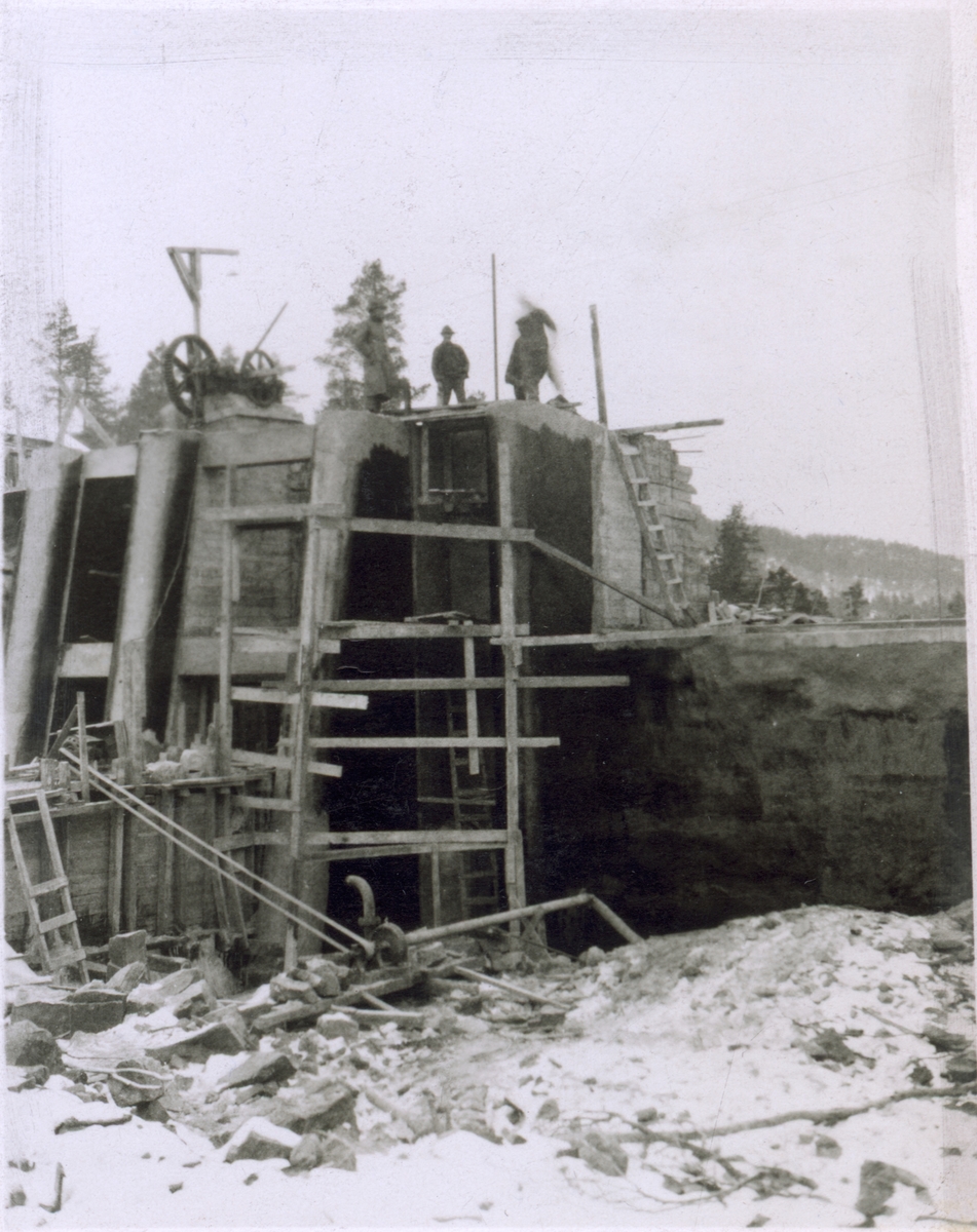 Bygningsarbeid av inntaksdam. Forskaling.Sannsynligvis 1920 - 1921
