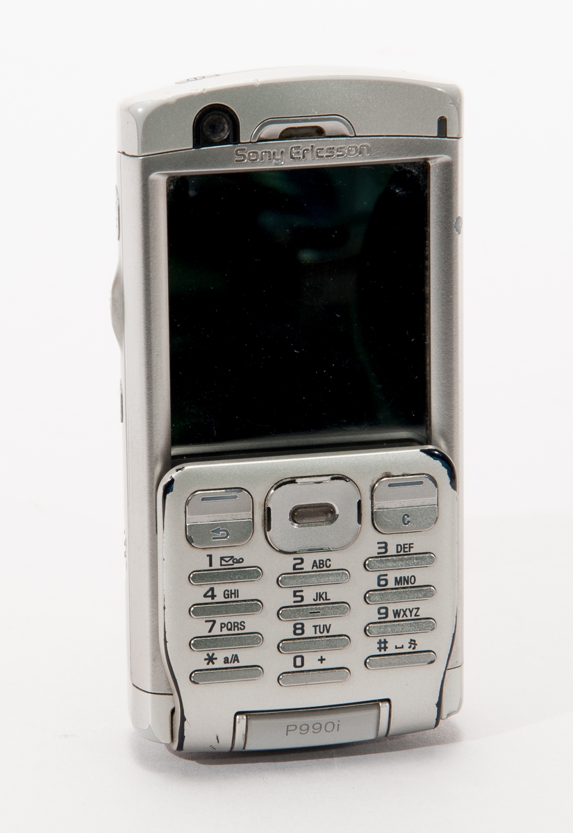 Mobiltelefon Sony Ericsson P990, ser nr ALR000E7SN
Kamera 2 MP, plats för minneskort Memory stick duo, 2GB minneskort från Sony isatt.
Tilbehör:
Laddställ CDS-60 med nätaggregat
Sladd för anslutning till dator/USB
Hörlurar in-ear
Adapter för anslutning av hörlurar med 3,5 mm propp.
Högtalartillsats MPS-30