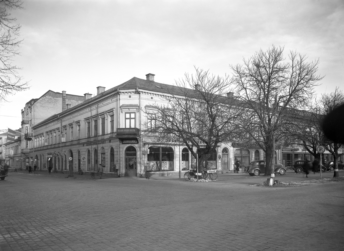 Järnvarubolaget tar över butiken i hörnet från Geijers 1939.