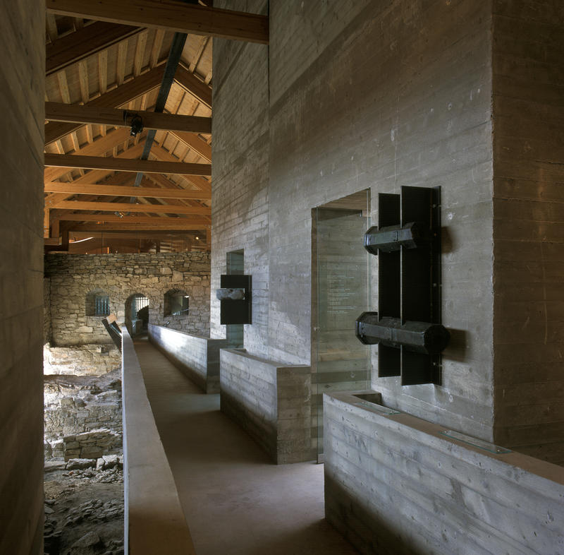 Sverre Fehns betongbro gjennom museets middelalderdel er omkranset av funn fra ruinene etter bispegården, blant annet kanonfragmenter. (Foto/Photo)