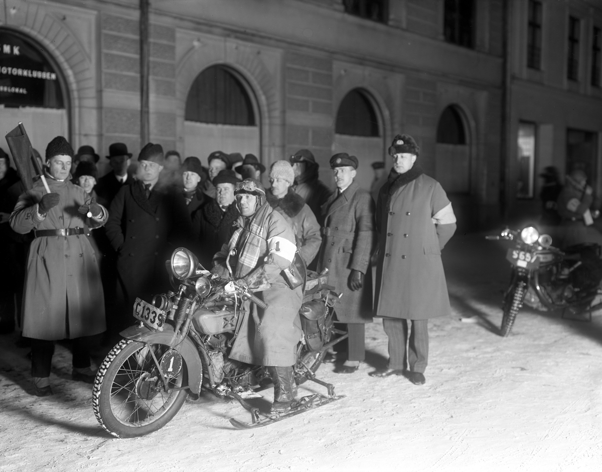 Svenska Motorklubben, med lokal i  Grand Hotells fastighet, anordnar vintertävling för motorcyklar.