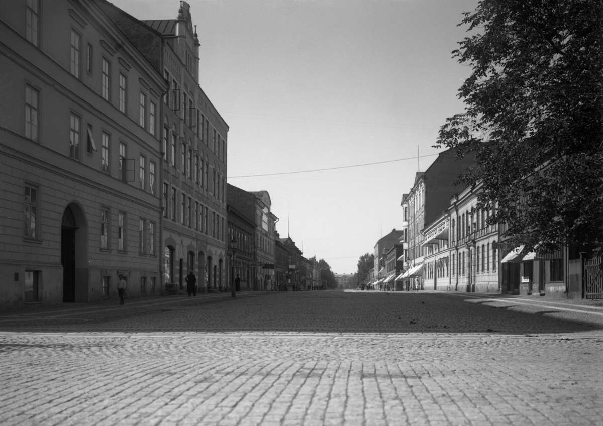 Drottninggatan västerut från hörnet av Östra Torggatan. Bilden tagen ca 1920.
