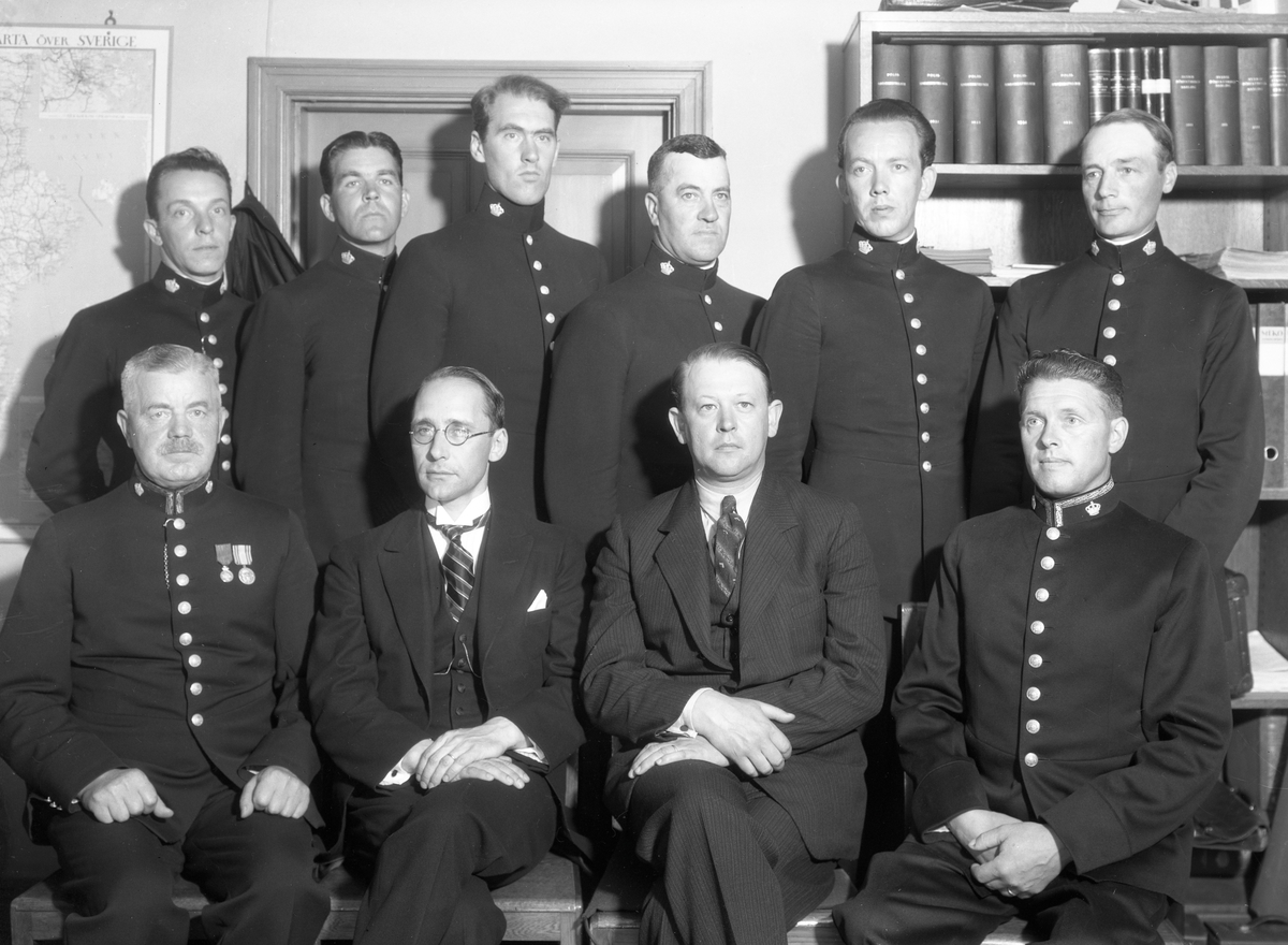 Polisen hos fotografen år 1936. Nere till vänster sitter  poliskonstapel Carl Johan "Massa" Lind, släggkastare för IF Göta med OS-silver i Antwerpen som främsta merit.