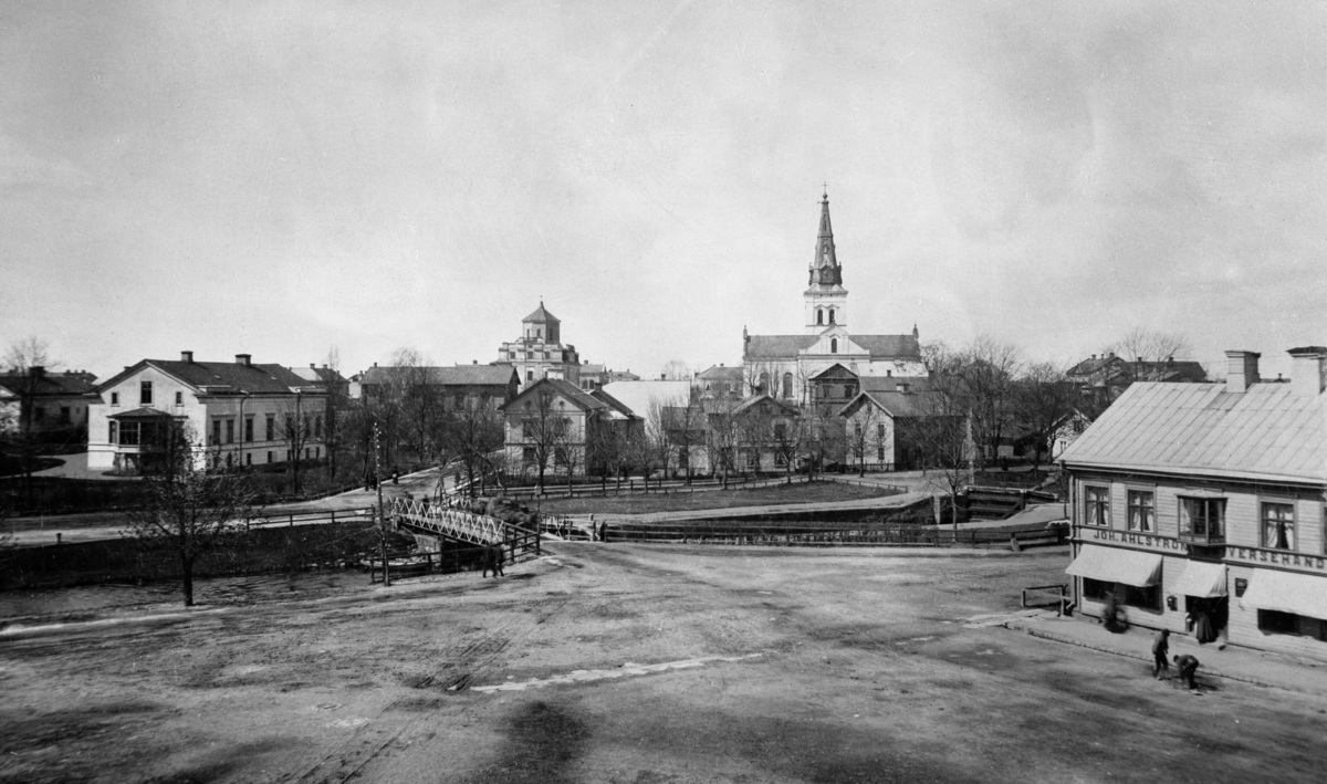 Vy från Hagatorget mot kyrkan. Bilden tagen ca 1900.