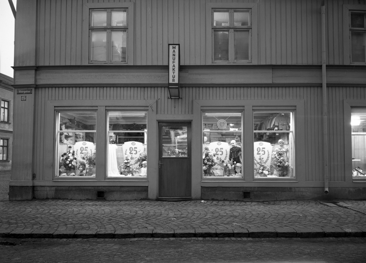 Skyltning i Barngarderobens butik på Storgatan 25. Bilden togs 7/11 1949.