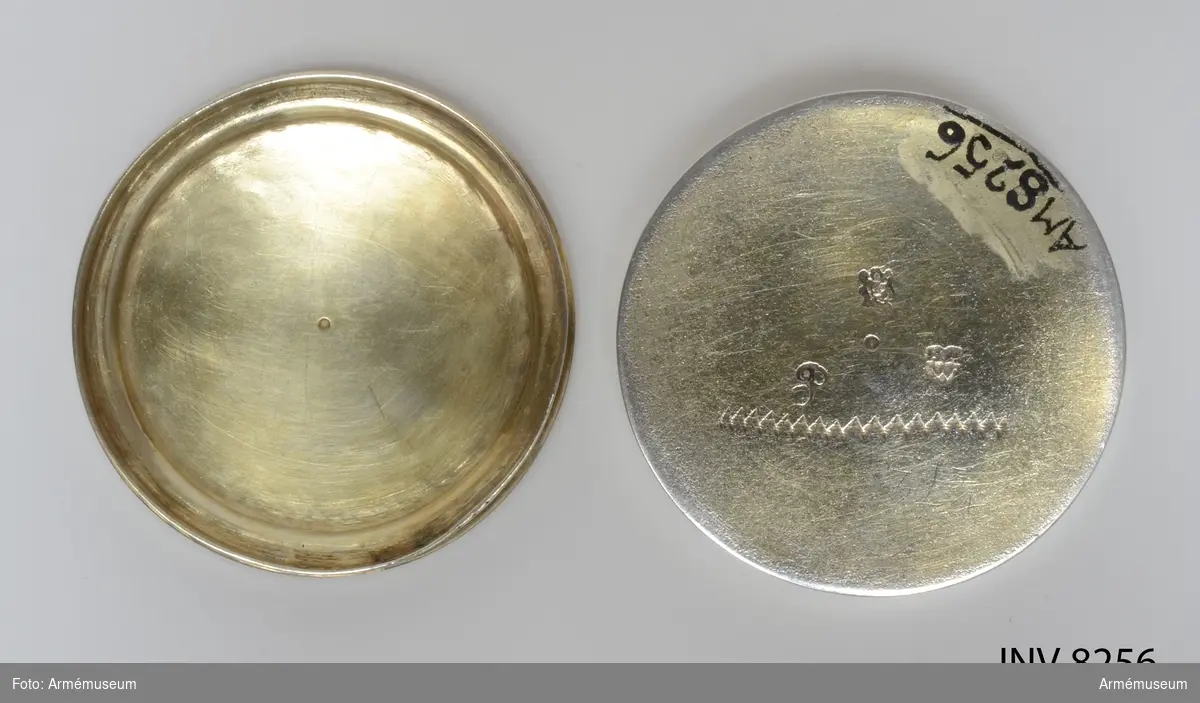 Märkt under botten med ett tunt verktyg "33/4".  Märkning åldermannaranka =föremålet tillverkat före 1754,      p=1727. HNW=Hans Eriksson Nordwall. Stadsvapnet för Stockholm 1727.