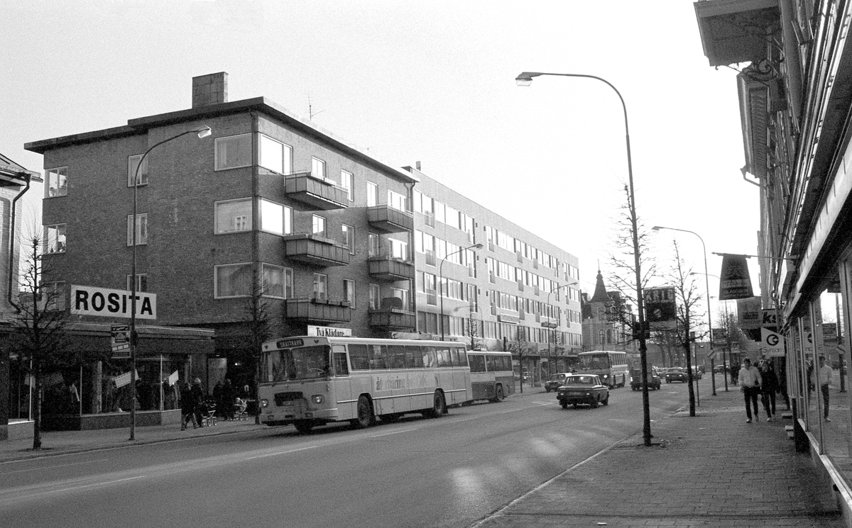 Lennart Wängestam och en kamera i 1980-talets Karlstad. Bilderna visas kronologiskt mellan 1980 och 1986. Gå gärna in och kommentera om du vet något om bilden.