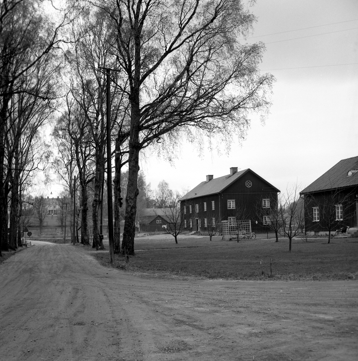 Någonstans i Värmland - från slutet av 1950-talet: Kil. Lämna gärna en kommentar om du vet något om bilden.