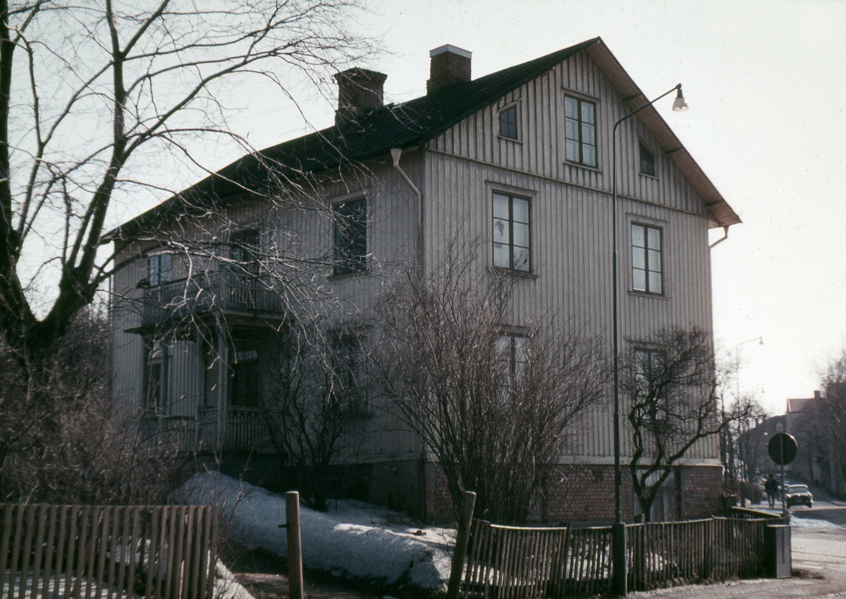 Detta hus låg i Hörnet av Karlagatan-Verkstadsgatan. Det stod kvar en bit in på 1970-talet och hade då bortemot 100 år på nacken. Bilden togs 1970.