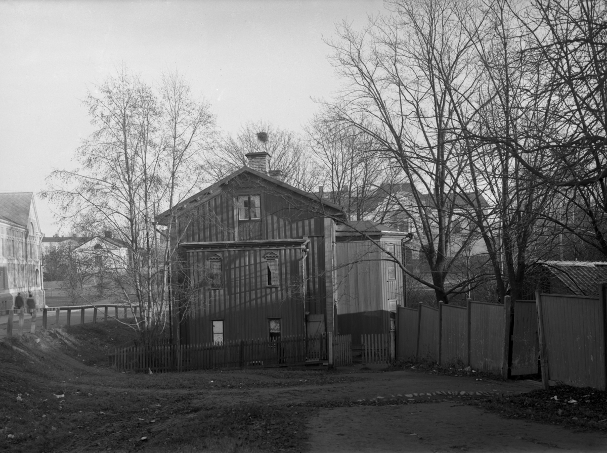 Huset på denna i bild tagen runt 1920, kallat "Bankens trädgård", låg en bit ut i dagens Tingvallagata på adressen 1B. Information om tomten i förgrunden finns nedan.