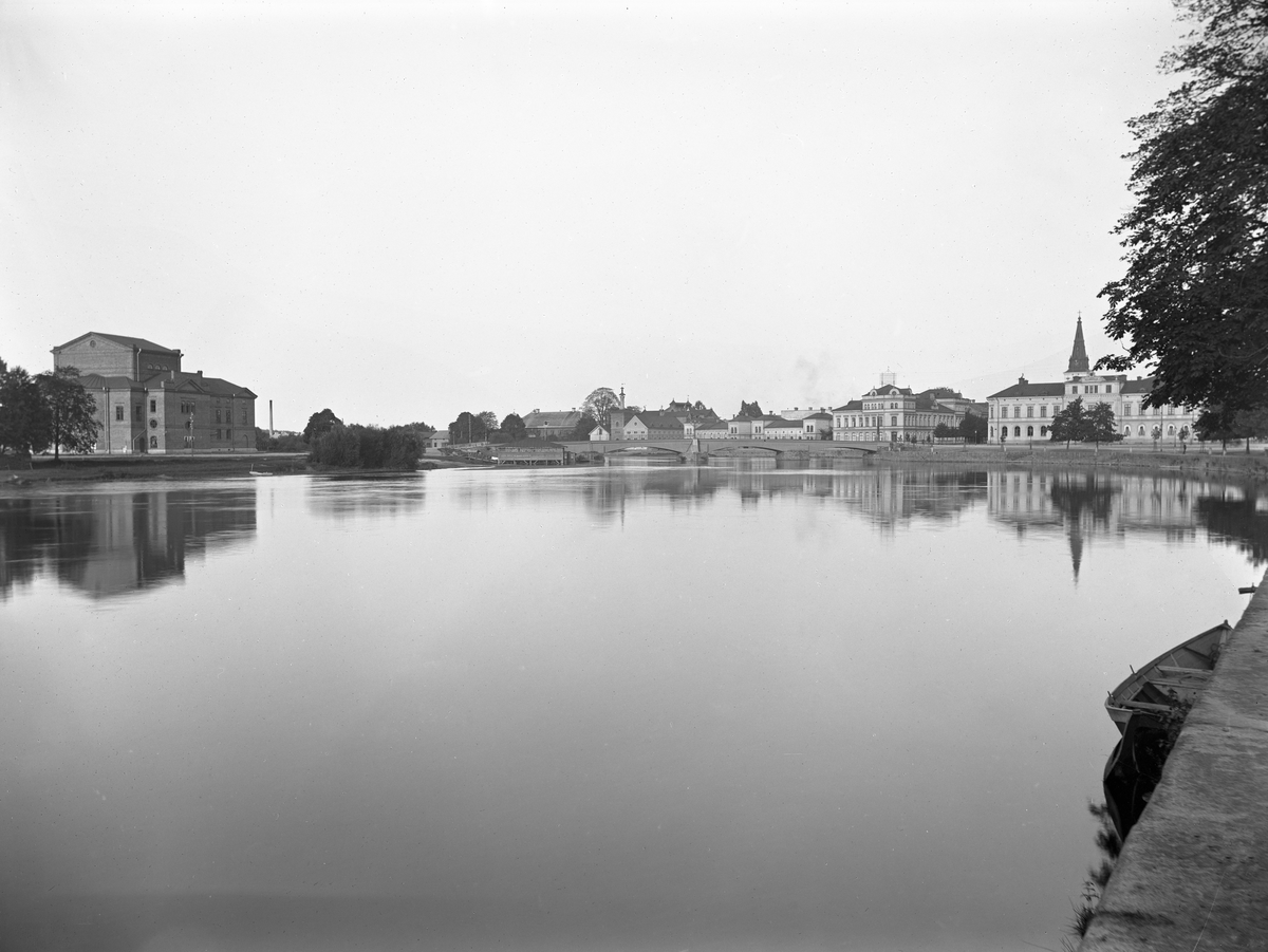 Vy tagen från Älvgatan med från vänster: teatern, en skymt av vattenverket, bykhuset även kallat "klappbryggan", biskopsgården, bryggeriet, stadshotellet och residenset. Bilden tagen 1896.