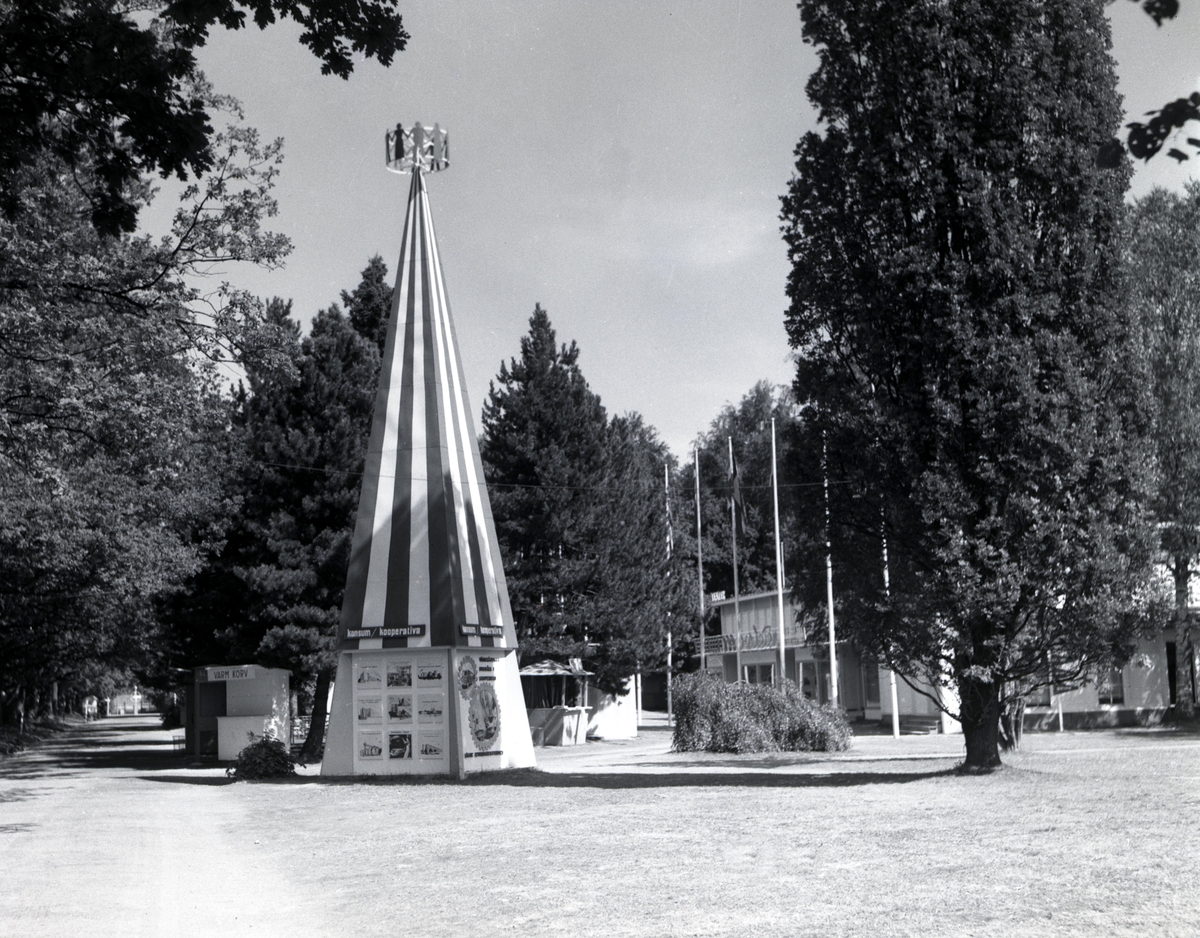 Bild från utställningen "Värmland Visar" år 1947 i Stadsträdgården. Utställningen invigdes den 19 juni.