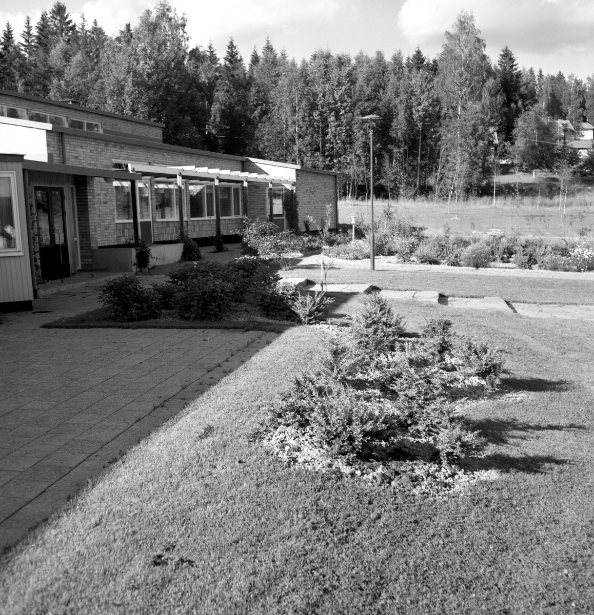 Någonstans i Värmland - från slutet av 1950-talet: Åmotfors. Lämna gärna en kommentar om du vet något om bilden.