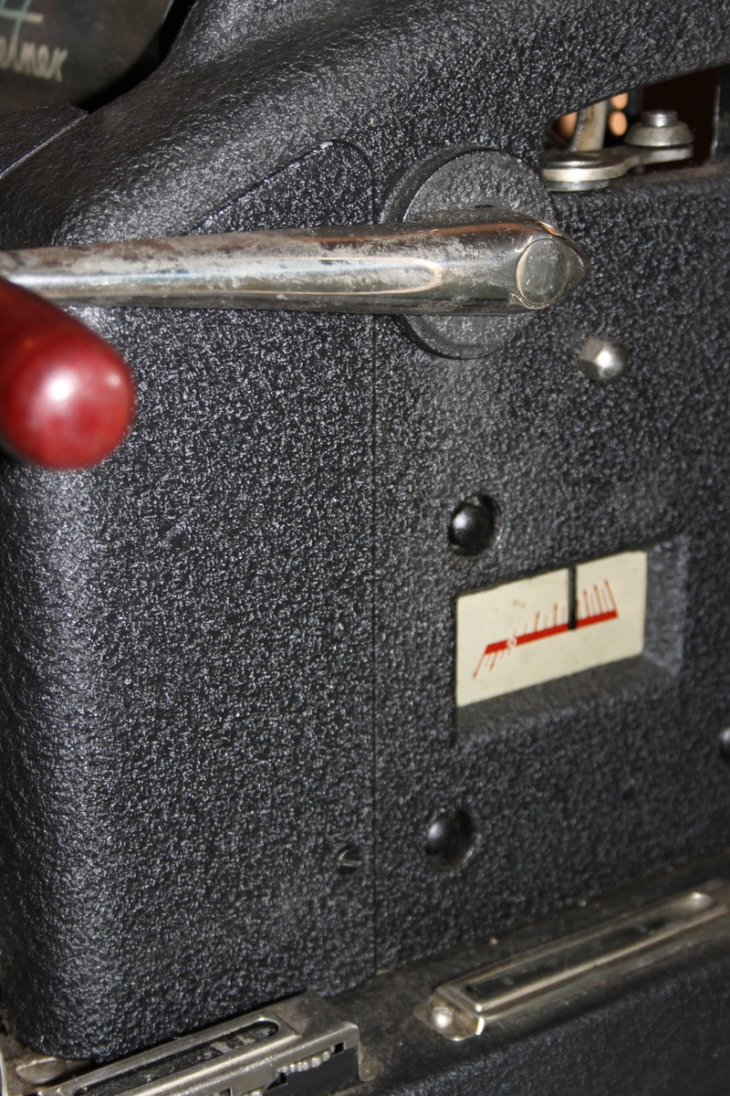 Stensilmaskinen er en såkalt cyklograf av typen Gestetner 120. Den har en sveiv på siden for manuell bruk. Maskinen må håndmates med ett og ett ark.