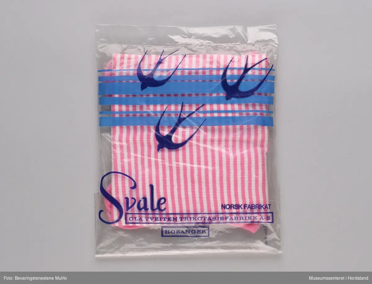 Rosa og kvit stripete sparkebukse (168/51) av merket Svale, i plastemballasje.