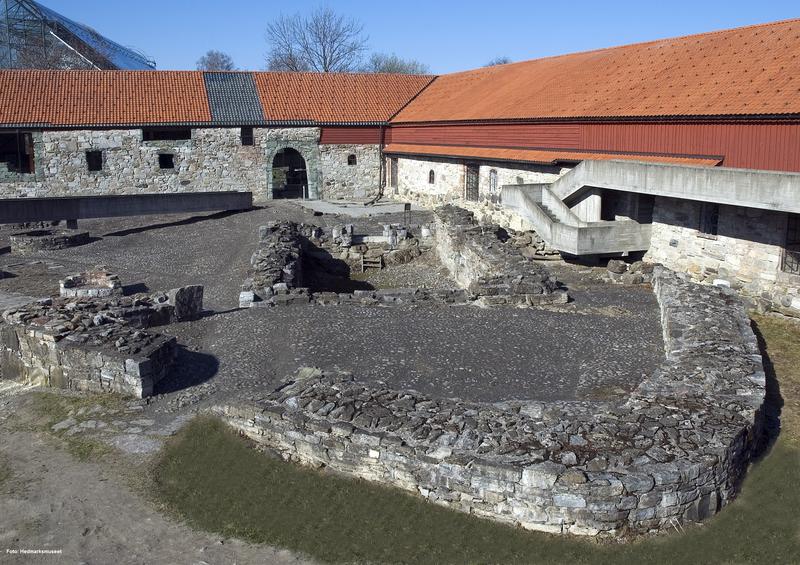 Lave ruiner av bispegården fra middelalderen omkranses av et låvebygg som har reist seg fra 1700-tallet fram til rundt andre verdenskrig, og ble deretter bygget om til museum av Sverre Fehn med hans råbetong, glass, stål og limtrekonstruksjoner i 1967-74.