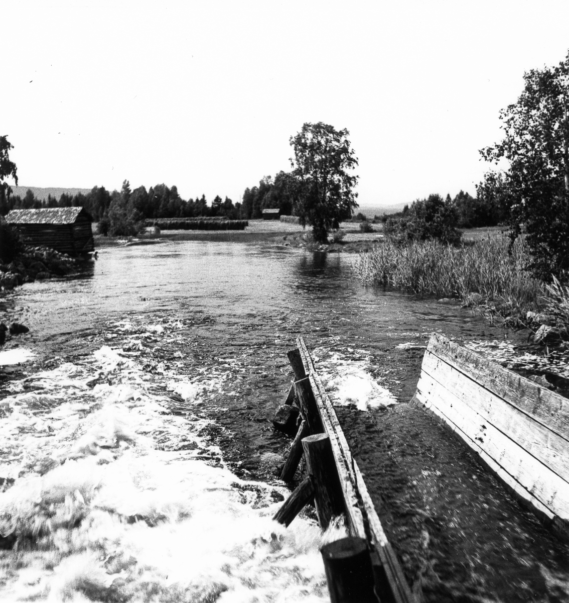 Timmerrännan vid dammen där tröskladorna från Petters och Västergården låg. Istesjöns utflöde i Orsjön vid Iste, Arbrå, Bollnäs.