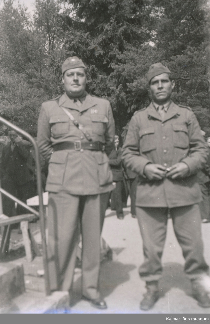 .... Berg [?] fr[ån] Tingsryd 1942.
Två anonyma soldater.