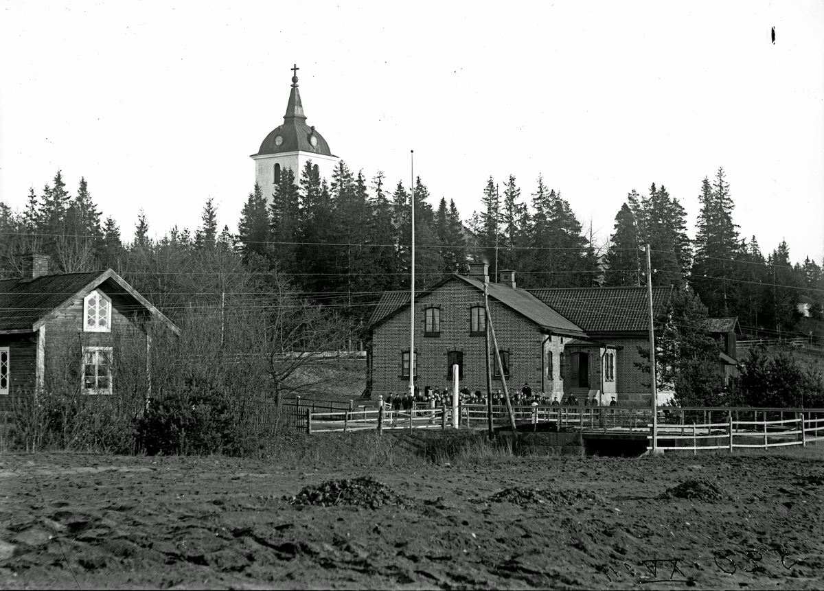 Heds kyrka med skolan i förgrunden, 1900-1910.