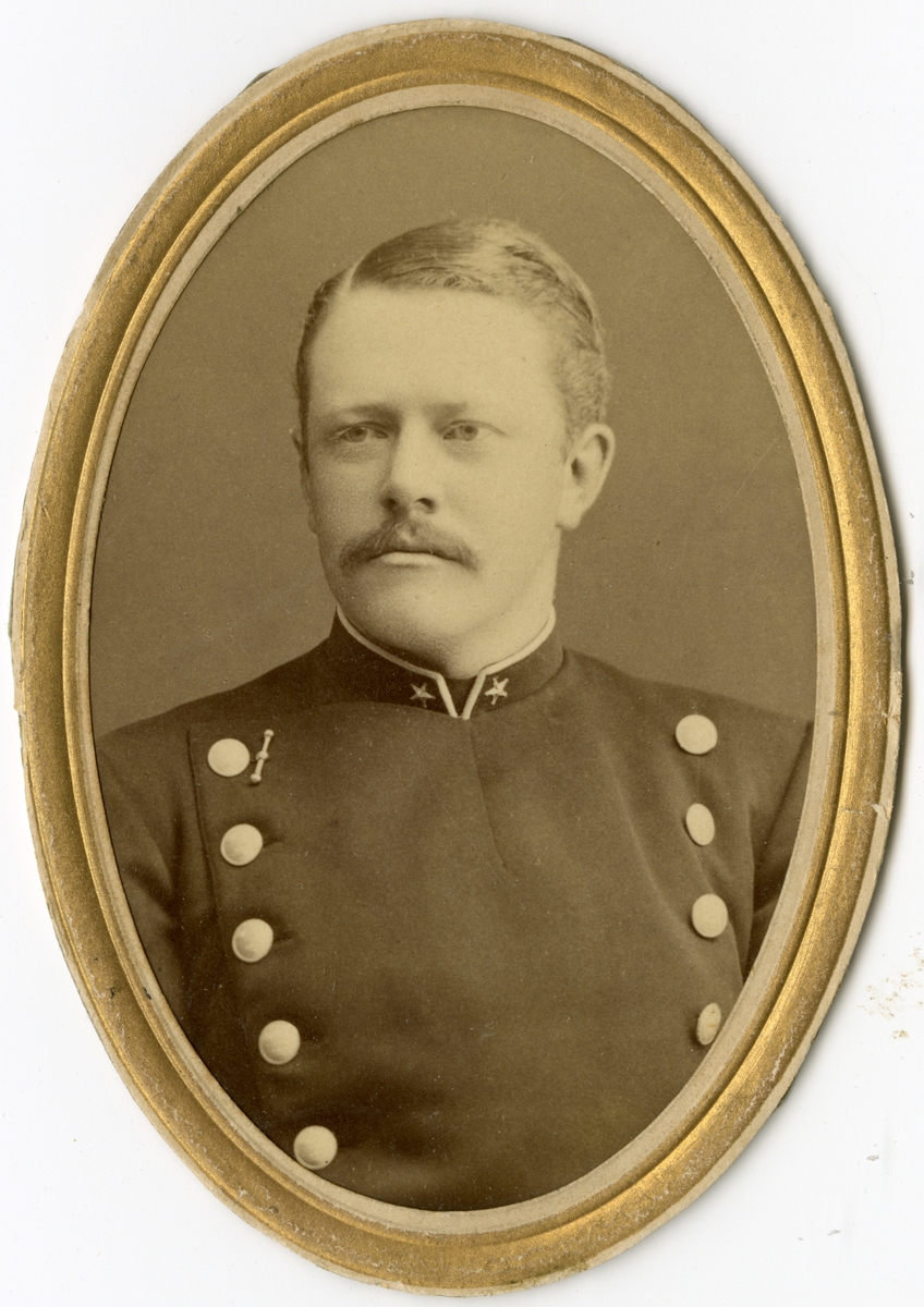 Porträtt av Carl Georg Napoleon Palmqvist, underlöjtnant vid Första Livgrenadjärregementet I 4.

Se även bild AMA.00021745.