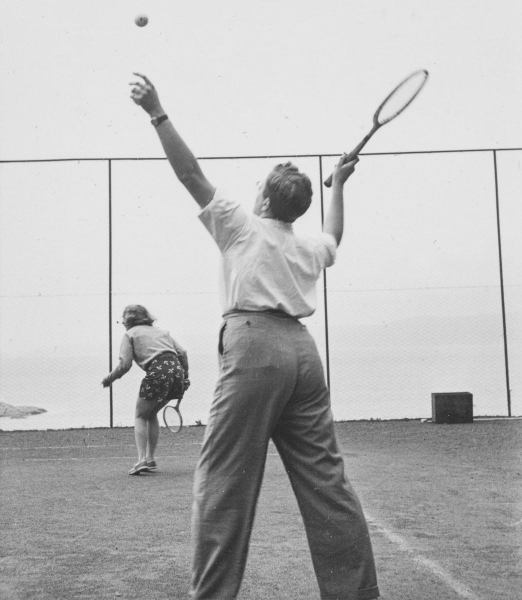 Liv og Leif-Erik Bech spiller tennis i Son i juli 1940.