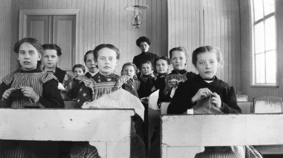 Syslöjd i Axmarby skola. Från vänster 1. Elvira Nord, 2. Nanny Ljung, 3 ...