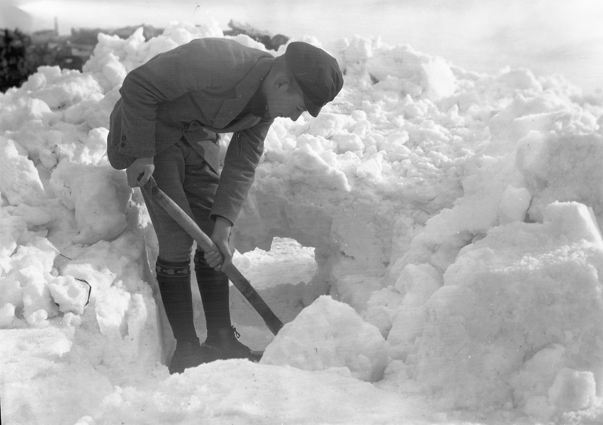 Skotta snö. Tidsomfånget är 1900 - 1940