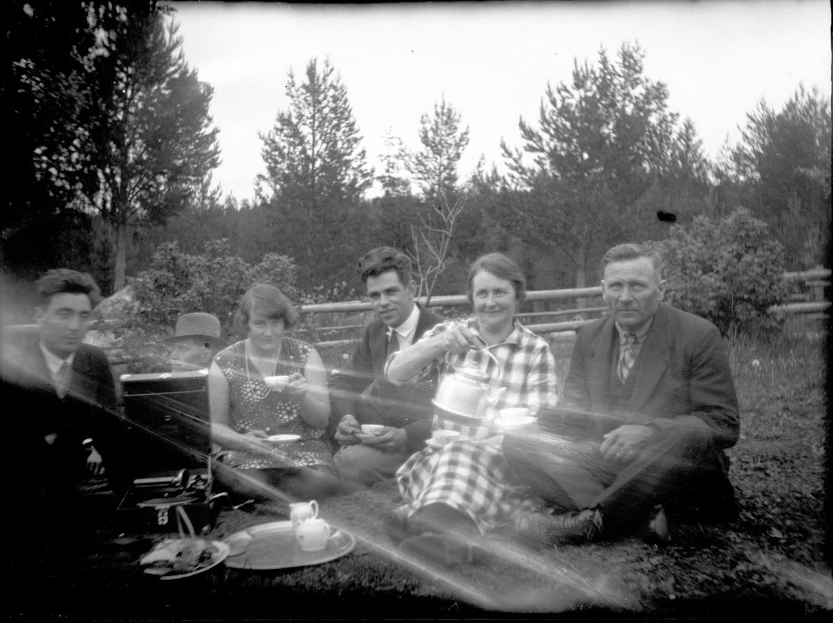Personerna från vänster: Elof Granath, Edit Granath Per Lingvall, Johanna och Karl Granath. Mannen med hatt okänd.