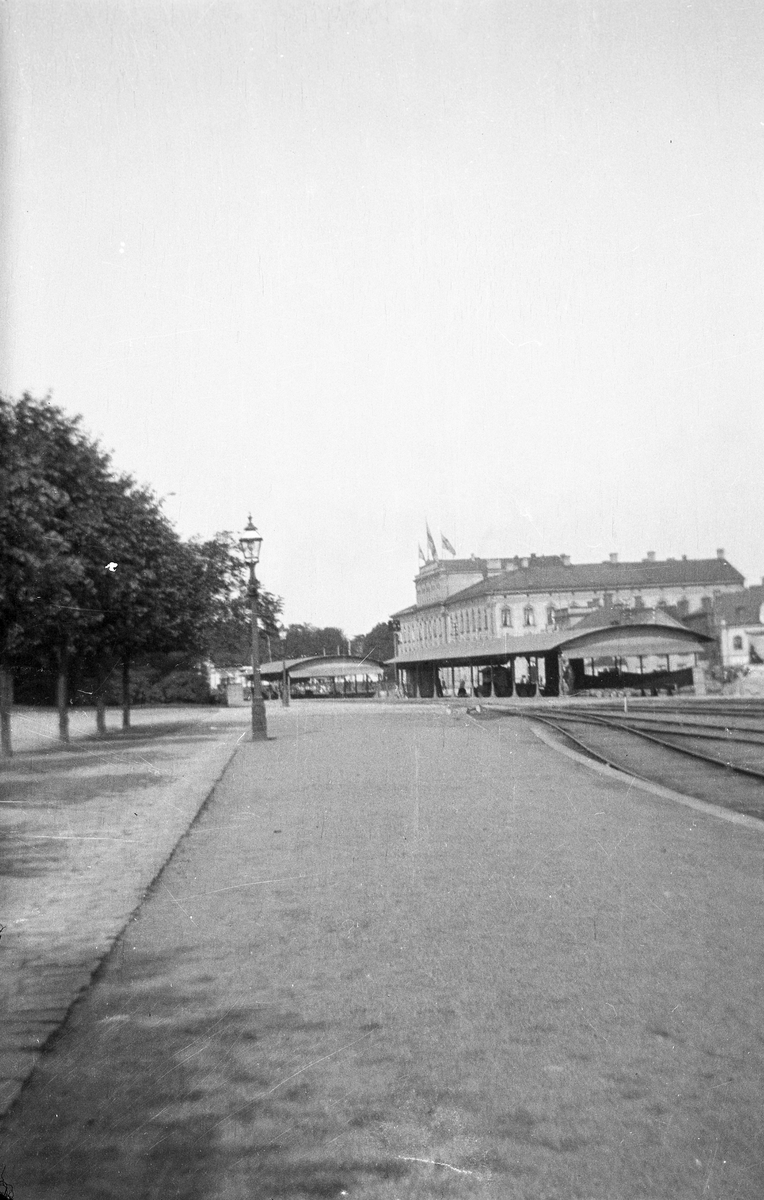 Jönköpings hamnstation år 1910. I bakgrunden Stora Hotellet på östra sidan av hamnkanalen. Ytterligare längre bort finns Vättern.