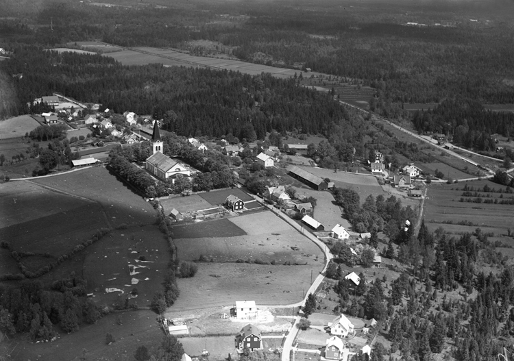 Vy över Älmeboda/Rävemåla med kyrkan.
Älmeboda är en småort och kyrkby i Älmeboda socken i Tingsryds kommun, Kronobergs län. Belägen cirka 50 km sydöst om Växjö vid tätorten Rävemåla, där länsväg 120 och länsväg 122 korsar varandra.