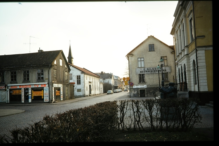 Västergatan söderut, vid Norrgatan. Växjö, 1976.