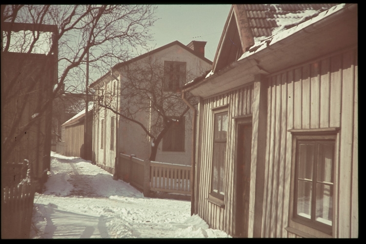 Vinter på Lilla Sandgärdsgatan. Båtsmansbacken i Växjö, sent 1950-tal.