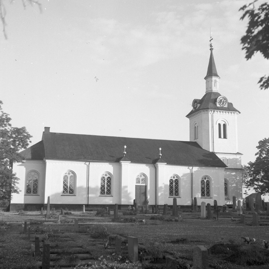 Tjureda kyrka med kyrkogård.