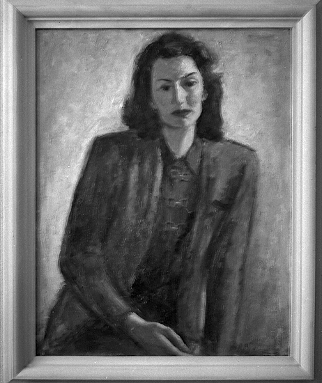 En tavla föreställande en mörk, sittande kvinna, klädd i blus och jacka m.m. Suddigt foto. 
Utställning, Börje Såndberg.