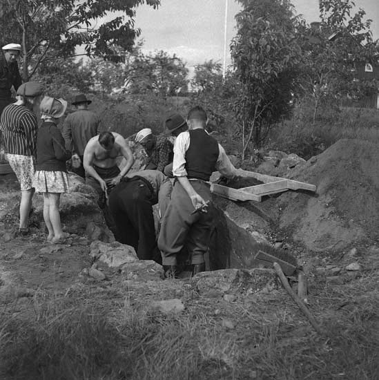 Arkeologisk undersökning av hällkistan RAÄ 26:1 i Kalvsvik socken, Sunnerön 1:19, år 1946.