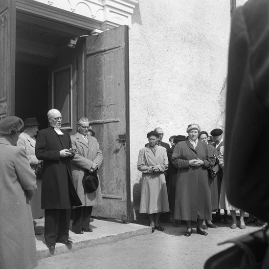 Urshults kyrka. Kyrkoherde Nils Hellberg talar till församlingen efter gudstjänst på Mors dag. 1956.