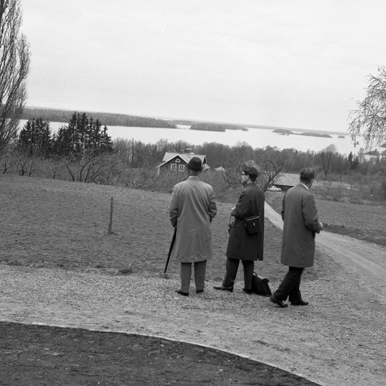 Tre män vid grusväg i Kurrebo, Sånnahult. 1965.