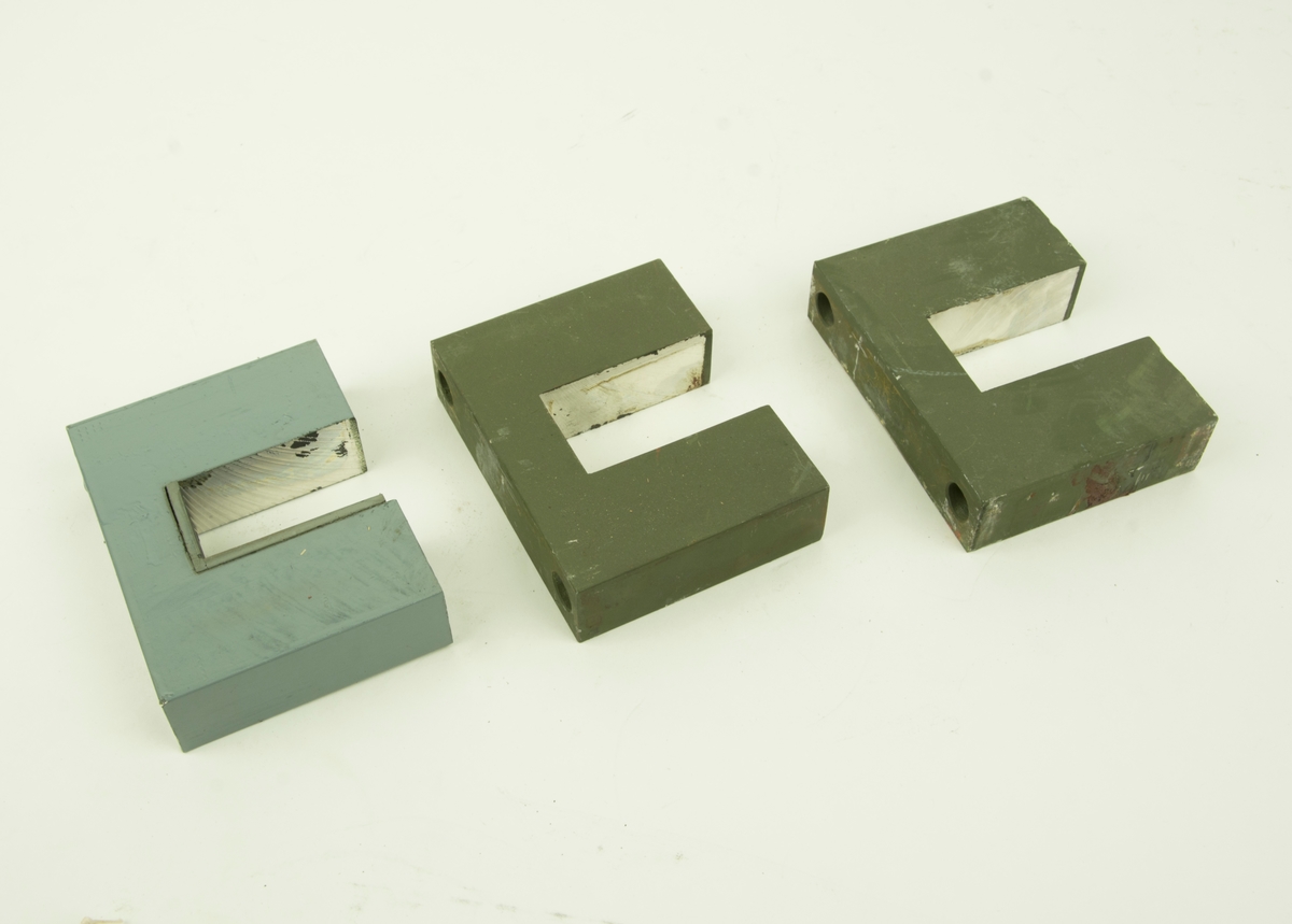 Metallhållare till vågledare, för radarstation PS-14. Tre stycken, två är mörkgröna och den tredje gråblå.